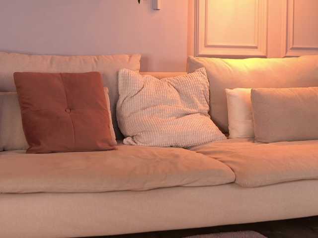 SiennaHays online show from August 12, 10:39 am
