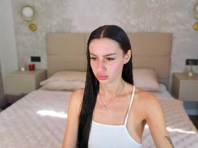 SnowWhiteee online show from July 21, 1:24 pm