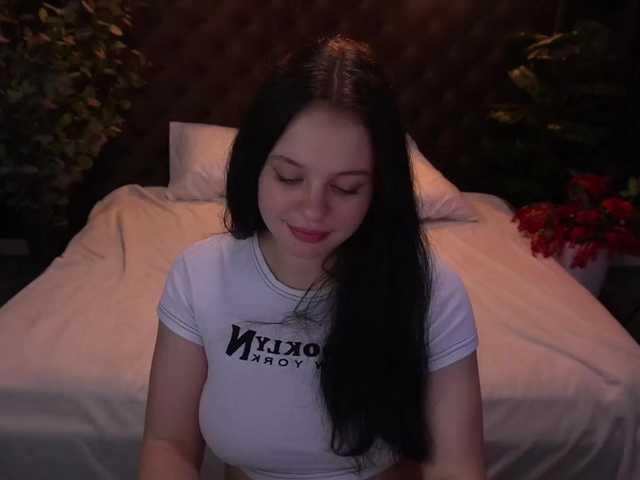 SnowWhiti online show from August 15, 2:04 am