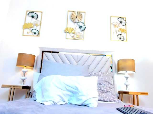 SophiaQueens online show from August 6, 11:37 pm