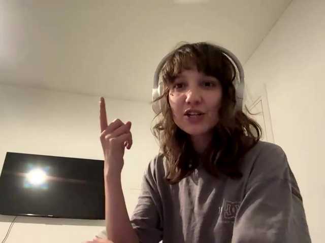 SunniCunningan online show from August 6, 8:08 pm