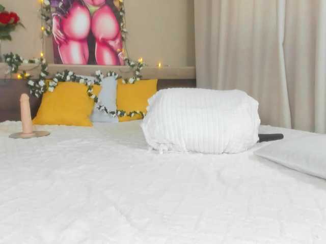 SweetLady697 online show from August 6, 6:45 am