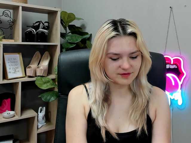 SweetLilyxo online show from August 14, 6:50 am