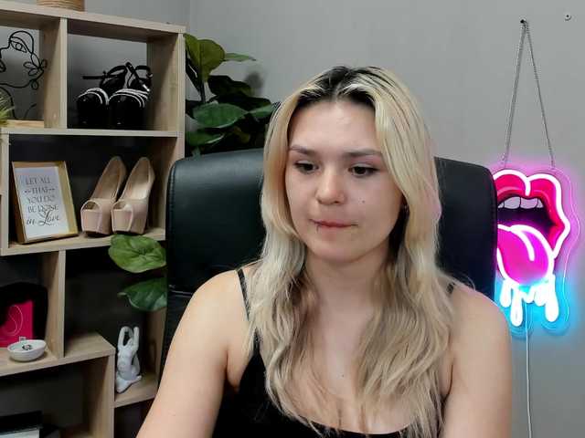 SweetLilyxo online show from August 14, 12:20 pm