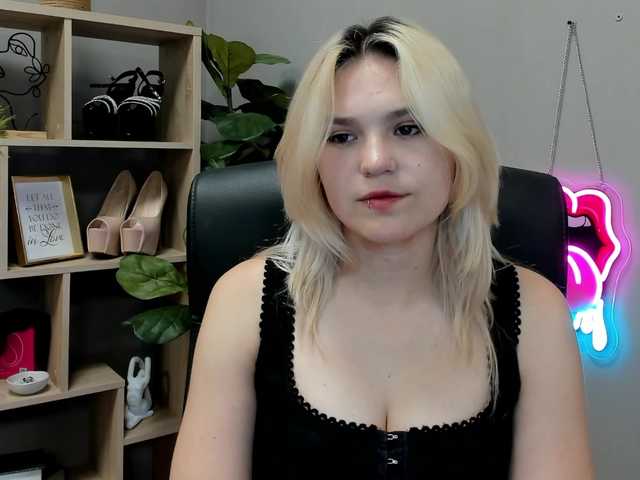 SweetLilyxo online show from August 16, 7:45 am