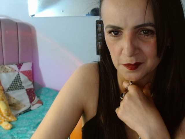 ValeriaGomezz online show from May 1, 3:27 pm