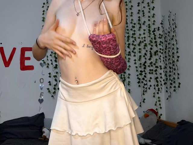 VikkiShon online show from August 5, 8:40 pm