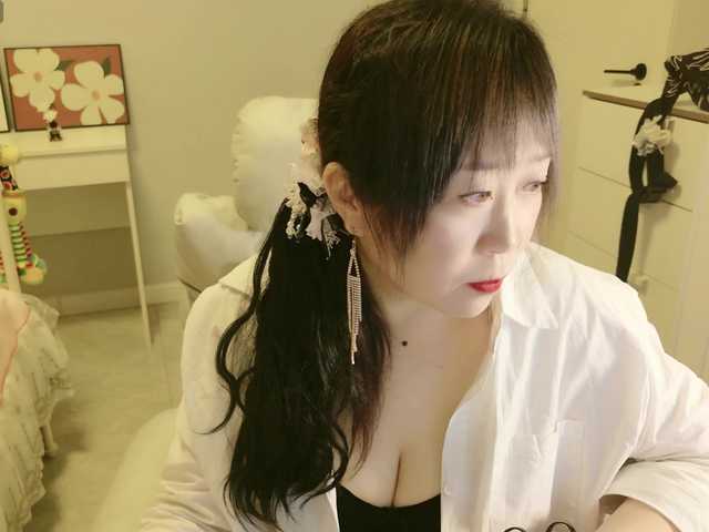 XantheBloom online show from August 17, 4:23 pm