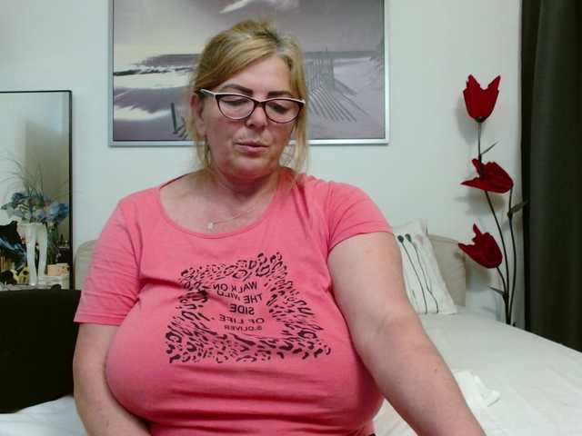 YulliaMilf online show from June 14, 6:38 pm