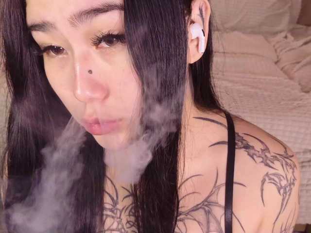 Yuriko-May online show from August 4, 9:50 am