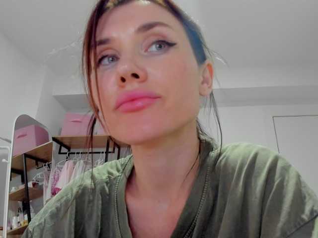 ZoiKissy online show from June 19, 9:59 pm