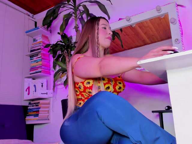 asscutebig online show from August 5, 2:20 am