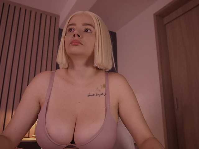 bella-adams online show from August 2, 9:00 pm