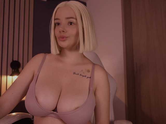 bella-adams online show from August 6, 10:09 pm