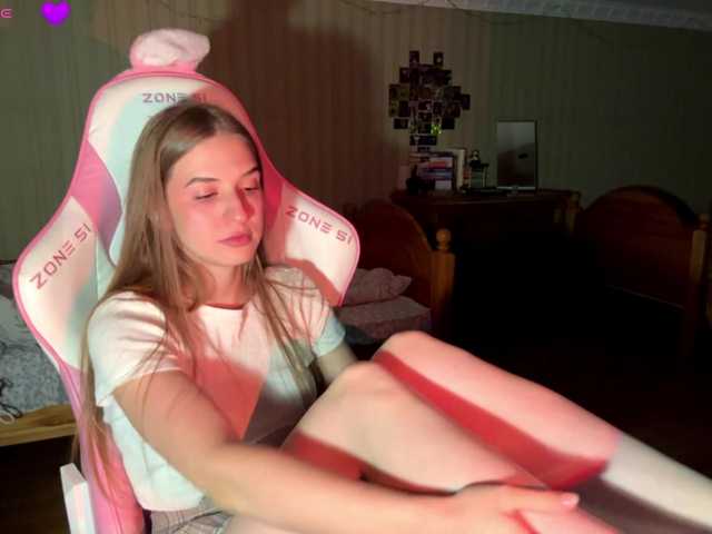 bumblebliss online show from August 11, 4:42 pm