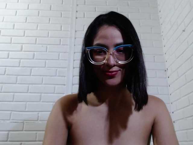 crystalstonee1 online show from August 2, 5:14 am