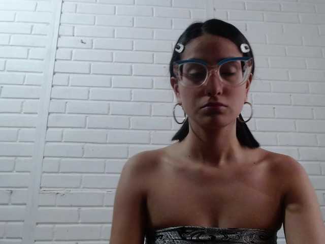 crystalstonee1 online show from August 12, 10:01 pm