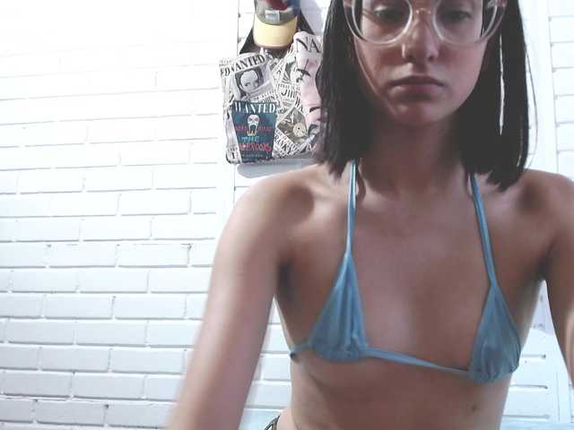 crystalstonee1 online show from August 14, 9:51 pm