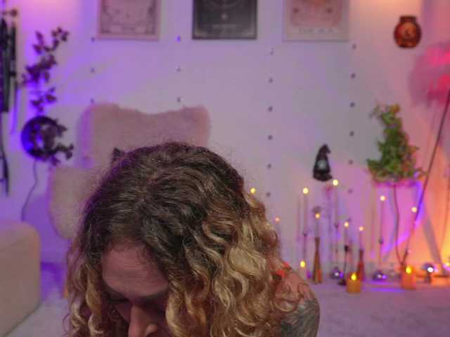 curlynatashaa online show from July 22, 11:45 am