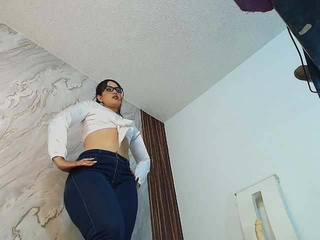 curvymilff online show from August 5, 1:53 pm