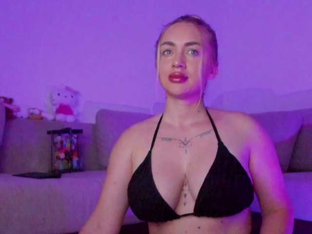 cuteblondiex online show from August 3, 2:24 pm