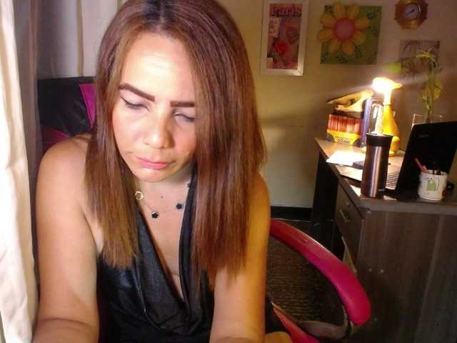 danielle-rose online show from August 10, 10:00 pm