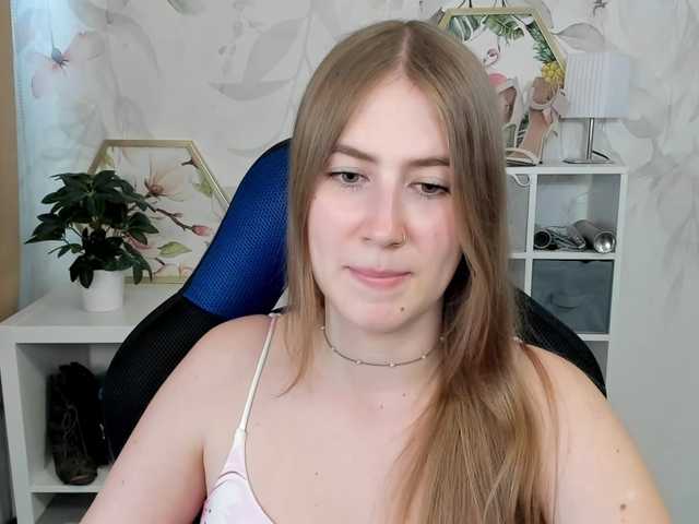 desireMegan online show from August 4, 4:04 pm