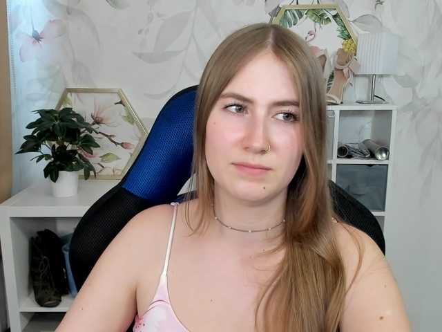 desireMegan online show from August 4, 5:10 pm