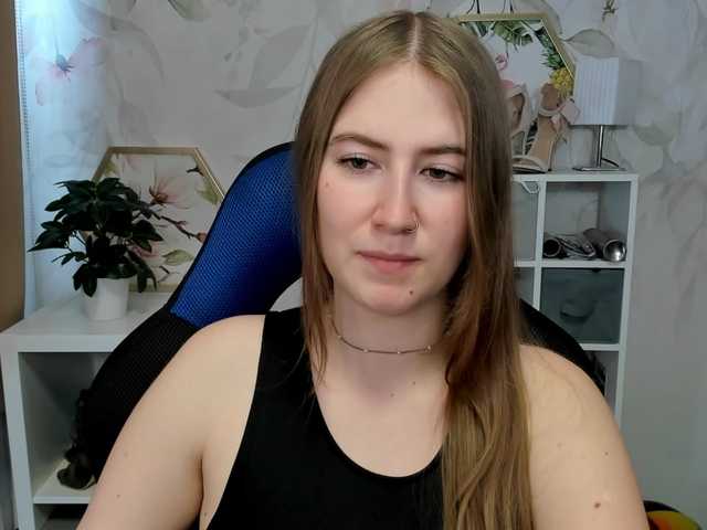 desireMegan online show from August 5, 8:23 am