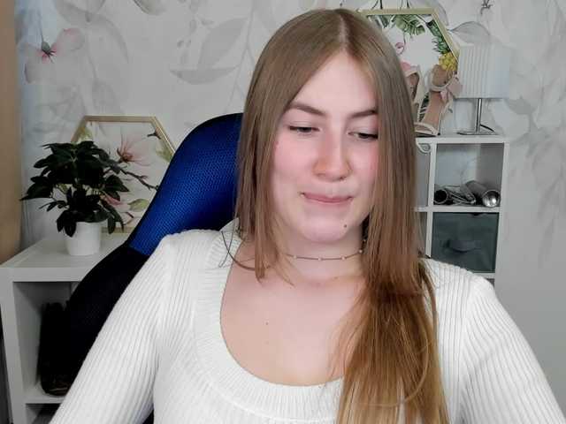 desireMegan online show from August 10, 5:25 pm