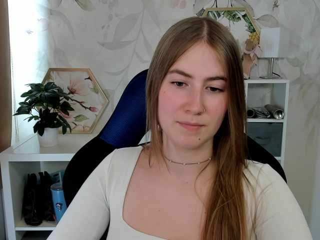 desireMegan online show from August 11, 1:46 pm