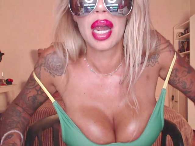 desireSADIE online show from August 12, 5:59 pm