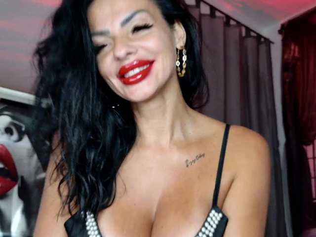 Ella-Hottie online show from August 13, 7:00 am