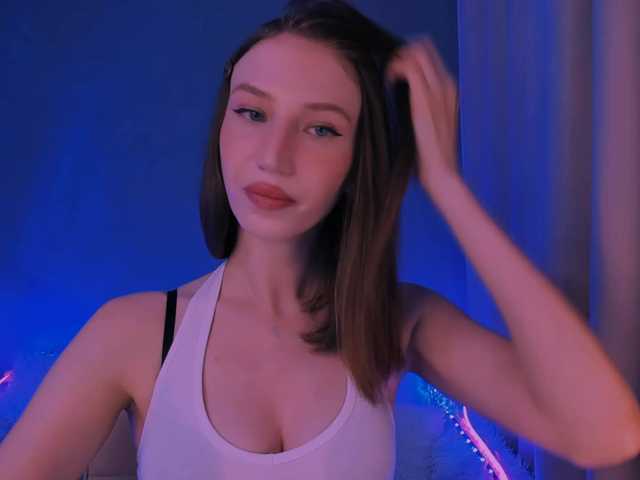 ellaamber online show from August 5, 7:01 pm