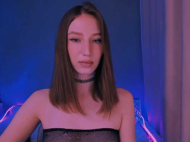 ellaamber online show from August 8, 4:40 pm
