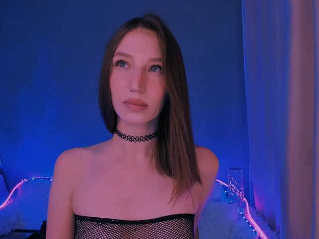 ellaamber online show from August 8, 8:20 pm