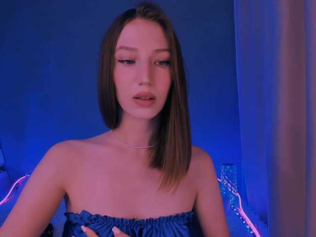 ellaamber online show from August 11, 6:10 pm
