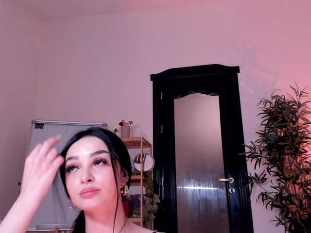 leyadroit online show from August 11, 12:12 am