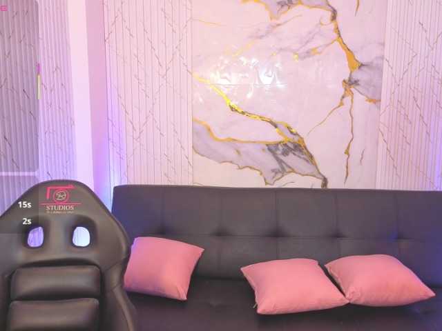 juanita-tay online show from September 5, 6:13 pm