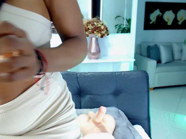 julietjohnson online show from March 31, 11:46 pm