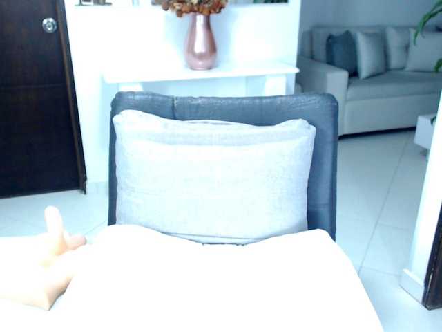 julietjohnson online show from April 27, 11:48 pm