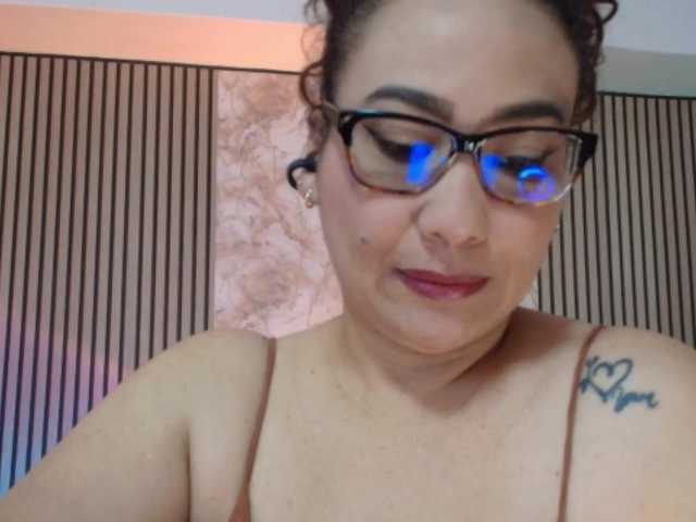 juliramirez2 online show from August 10, 5:36 pm