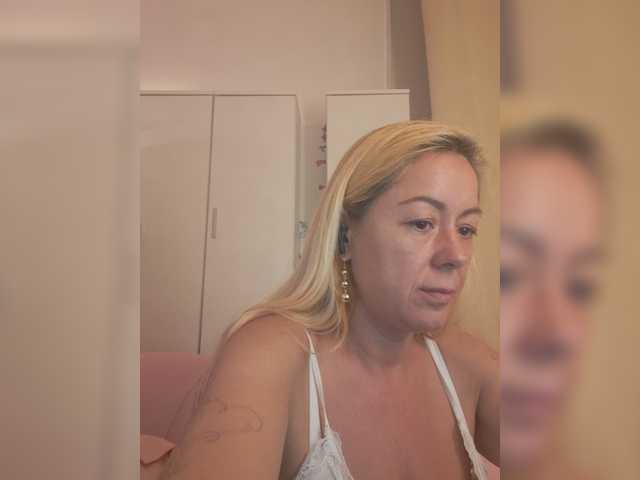 karolynesyera online show from August 6, 5:01 pm