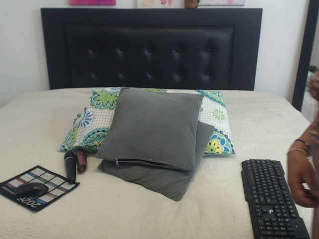 katiehotx online show from August 1, 2:12 pm