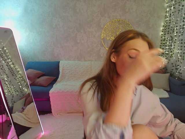 kira2681 online show from August 14, 2:15 am