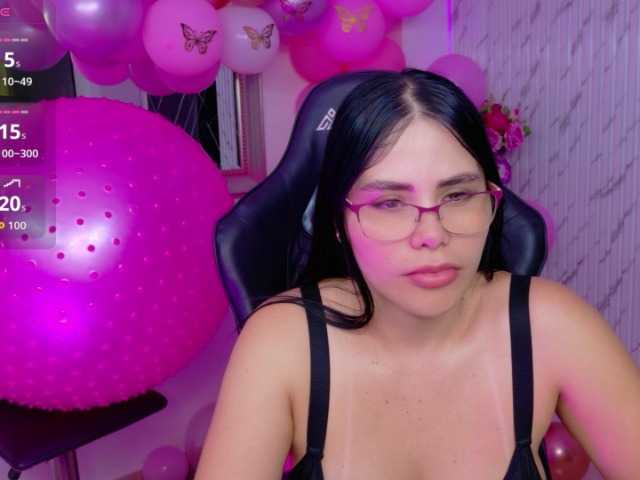 lararoberts1 online show from April 15, 11:12 pm