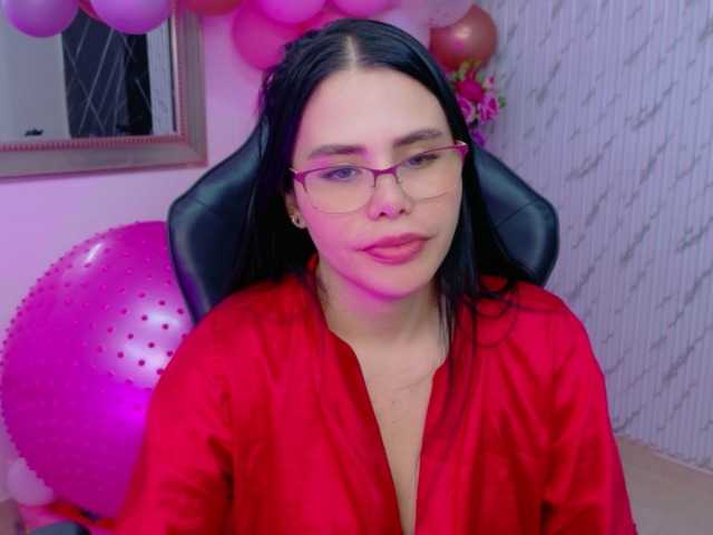lararoberts1 online show from April 21, 5:49 pm