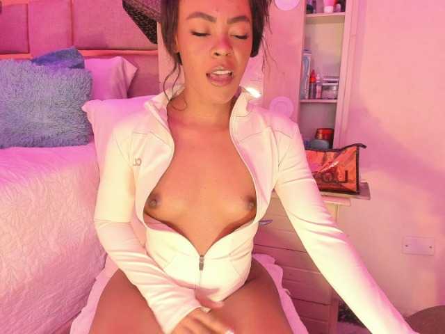laylacarteer online show from August 4, 11:13 pm