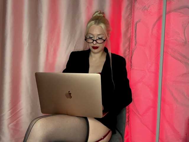 leilaelli online show from July 29, 10:06 pm