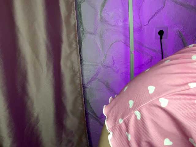 leilaelli online show from August 12, 11:51 pm
